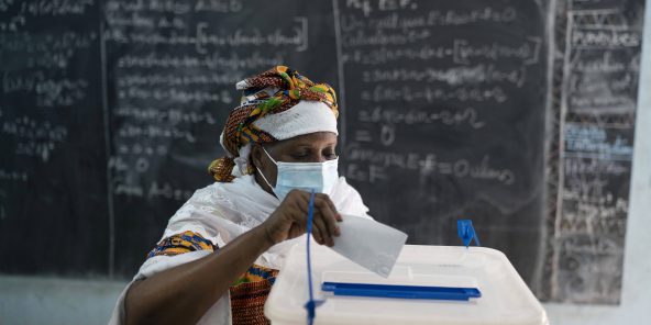 Une femme vote, à Abidjan, lors de la présidentielle ivoirienne du 31 octobre 2020.