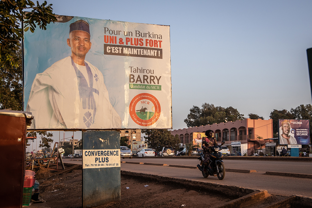 Une affiche du candidat Tahirou Barry à la présidentielle du 22 novembre, dans une rue de Ouagadougou.