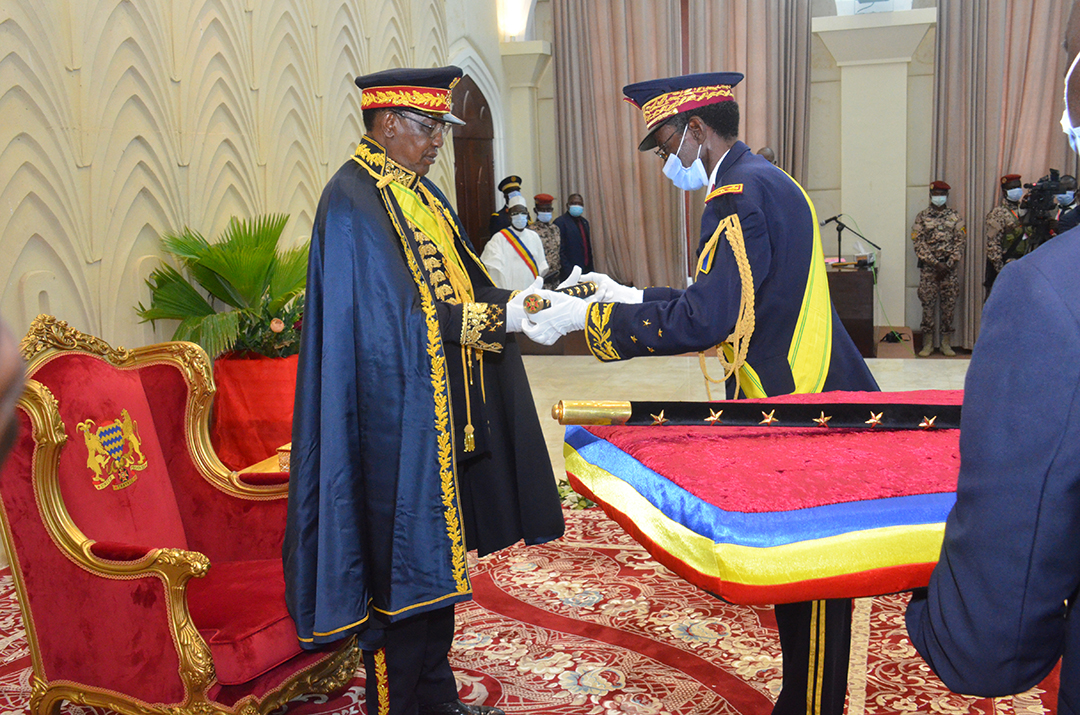 Le 11 août, jour du 60e anniversaire de l’indépendance du pays, Idriss Déby Itno reçoit à l’Assemblée nationale les insignes de maréchal du Tchad.