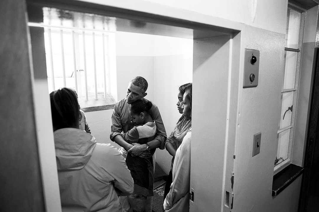 Barack Obama, sa femme Michelle et ses filles Malia et Sasha dans la cellule de Nelson Mandela à Robben Island, le 30 juin 2013