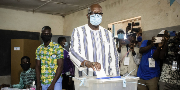 Le président-candidat Roch Marc Christian Kaboré vote lors de la présidentielle le 22 novembre 2020, au Burkina Faso.