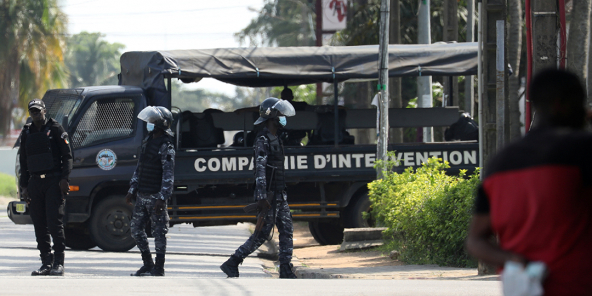 Les forces de sécurité ivoiriennes entourent la résidence d'Henri Konan Bédié à Abidjan, le 3 novembre 2020