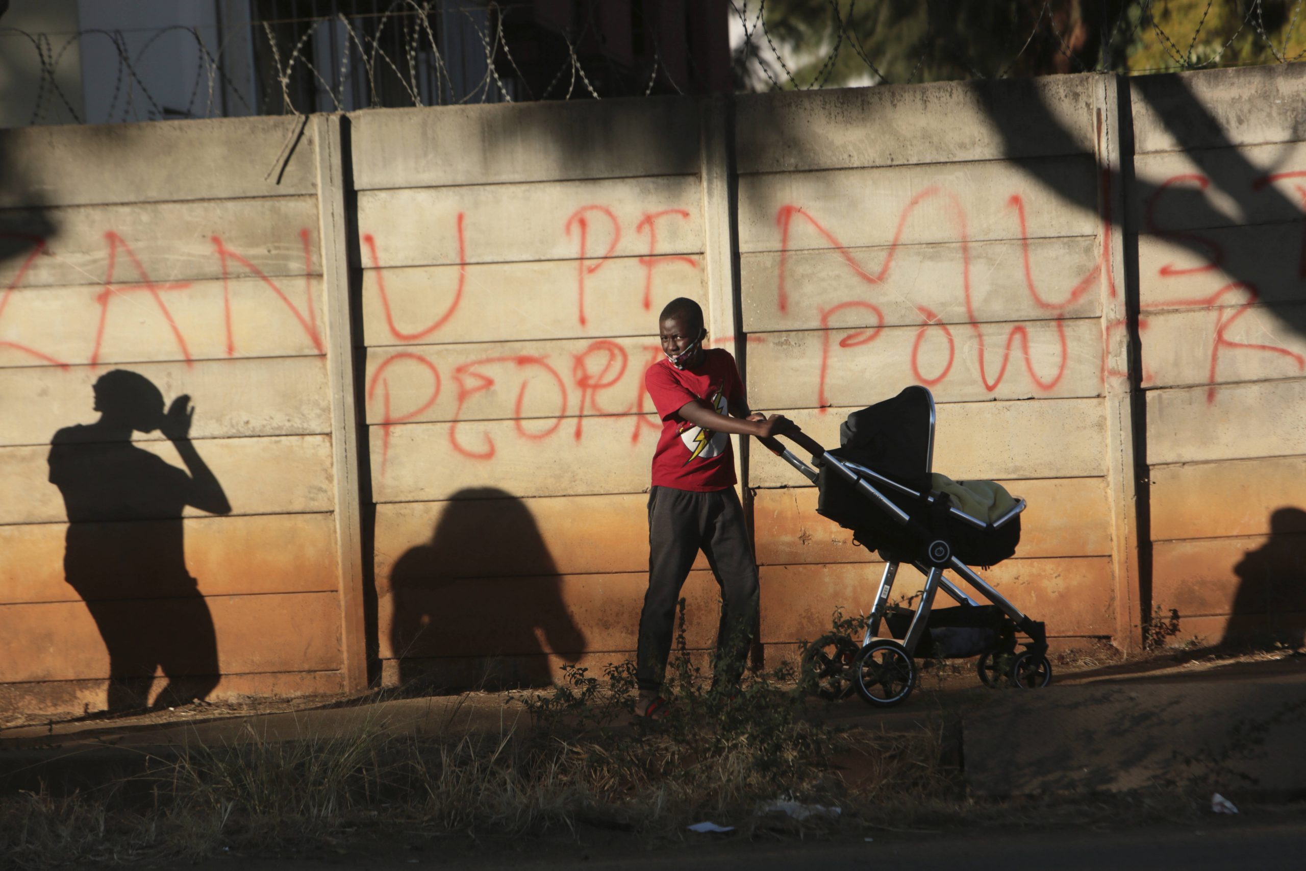 Un graffiti crtitiquant le ZANU-PF, à Harare en juin 2020.