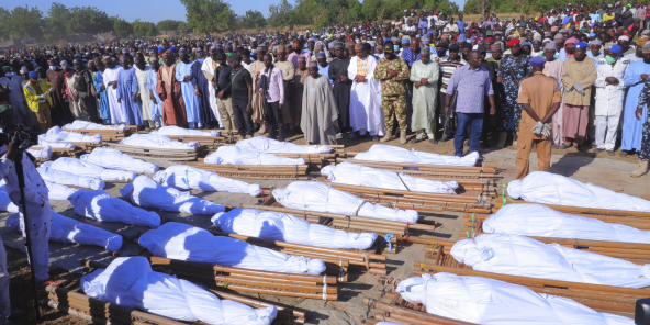 Les funérailles des personnes tuées dans une attaque à Zaabarmar, au Nigeria, le 29 novembre 2020.
