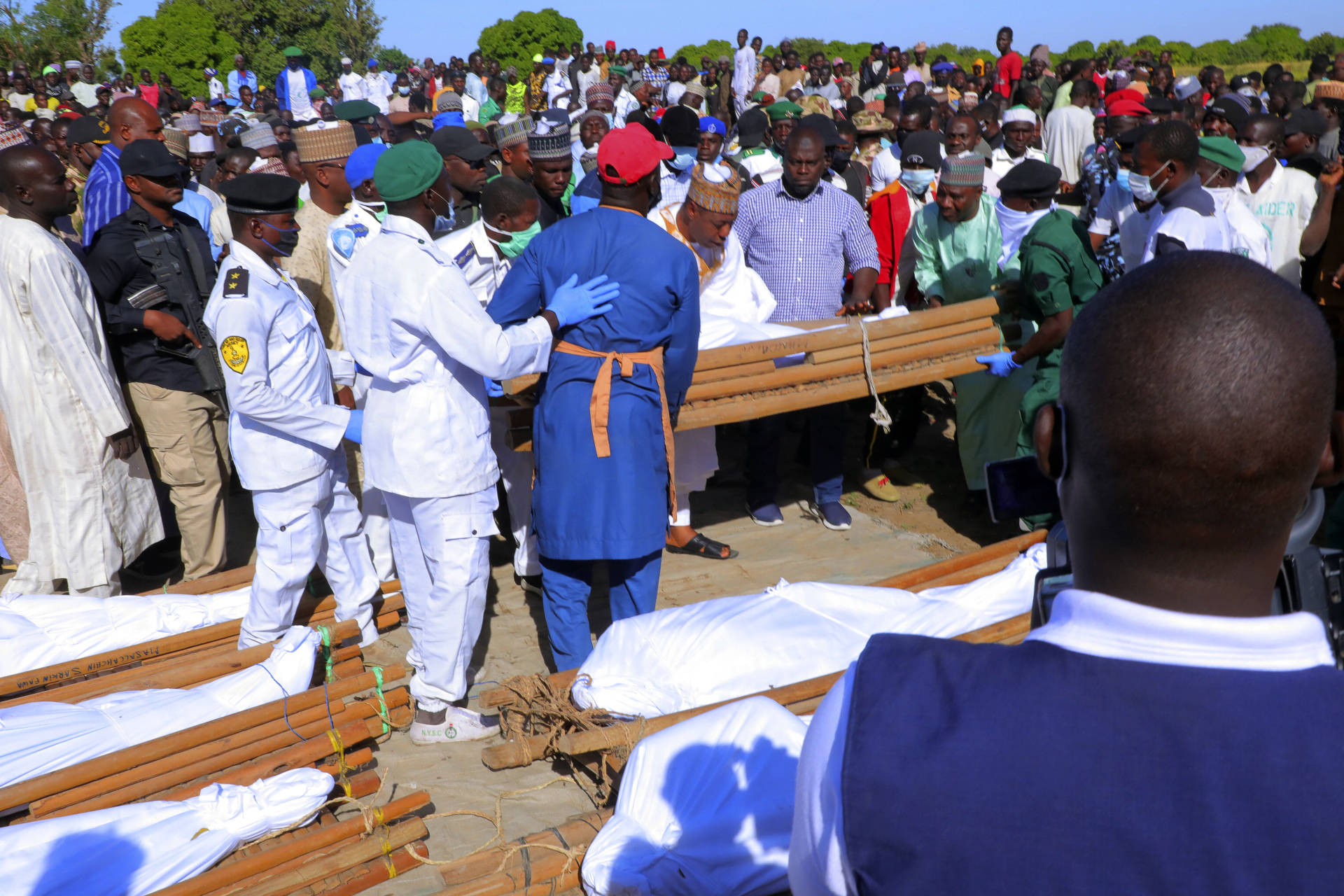 Les funérailles des personnes tuées dans une attaque à Zaabarmar, au Nigeria, le 29 novembre 2020.