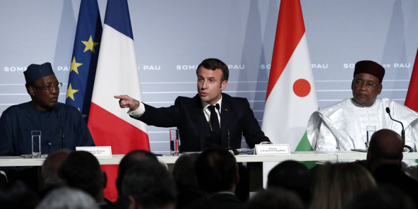 Idriss Déby Itno, Emmanuel Macron et Mahamadou Issoufou, lors du sommet de Pau, en France, le 13 janvier 2020.