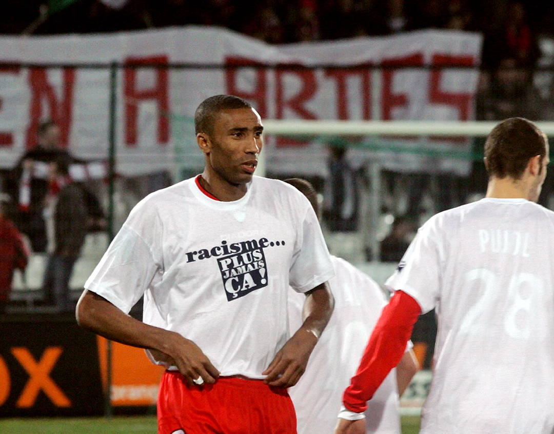 Addeslam Ouaddou porte un t-shirt contre le racisme, le 23 février 2008, à Valenciennes