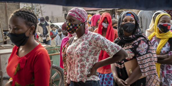 Ces clientes font la queue devant une boulangerie, en avril 2020 à Dakar, alors que la pandémie de coronavirus commençait à toucher le Sénégal (illustration).