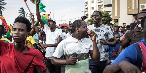 Des opposants guinéens au président Alpha Condé manifestent à Dakar, au Sénégal, le 30 octobre 2020.