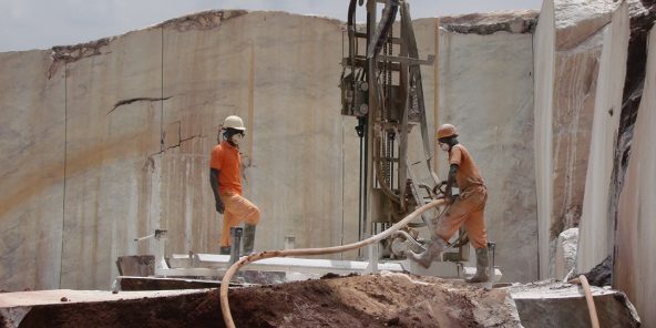 Des ouvriers travaillant dans une carrière de marbre à Pagala, au nord du Togo.