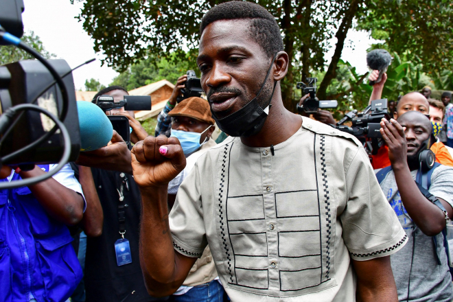 Ouganda : Bobi Wine toujours assigné à résidence, internet partiellement rétabli