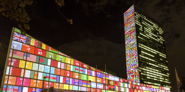 Illuminations sur la façade du bâtiment des Nations unies, à New York, en septembre 2015.