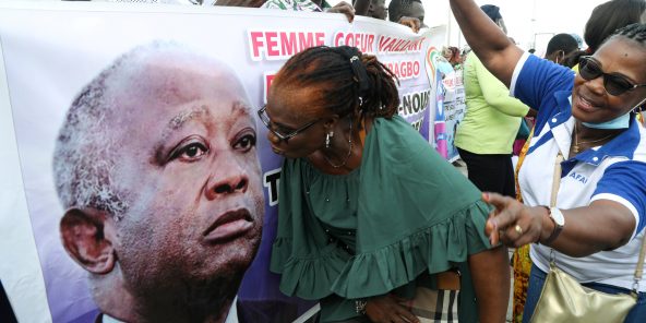 Des partisans de Laurent Gbagbo, devant la Commission électorale indépendante, le 31 août 2020.
