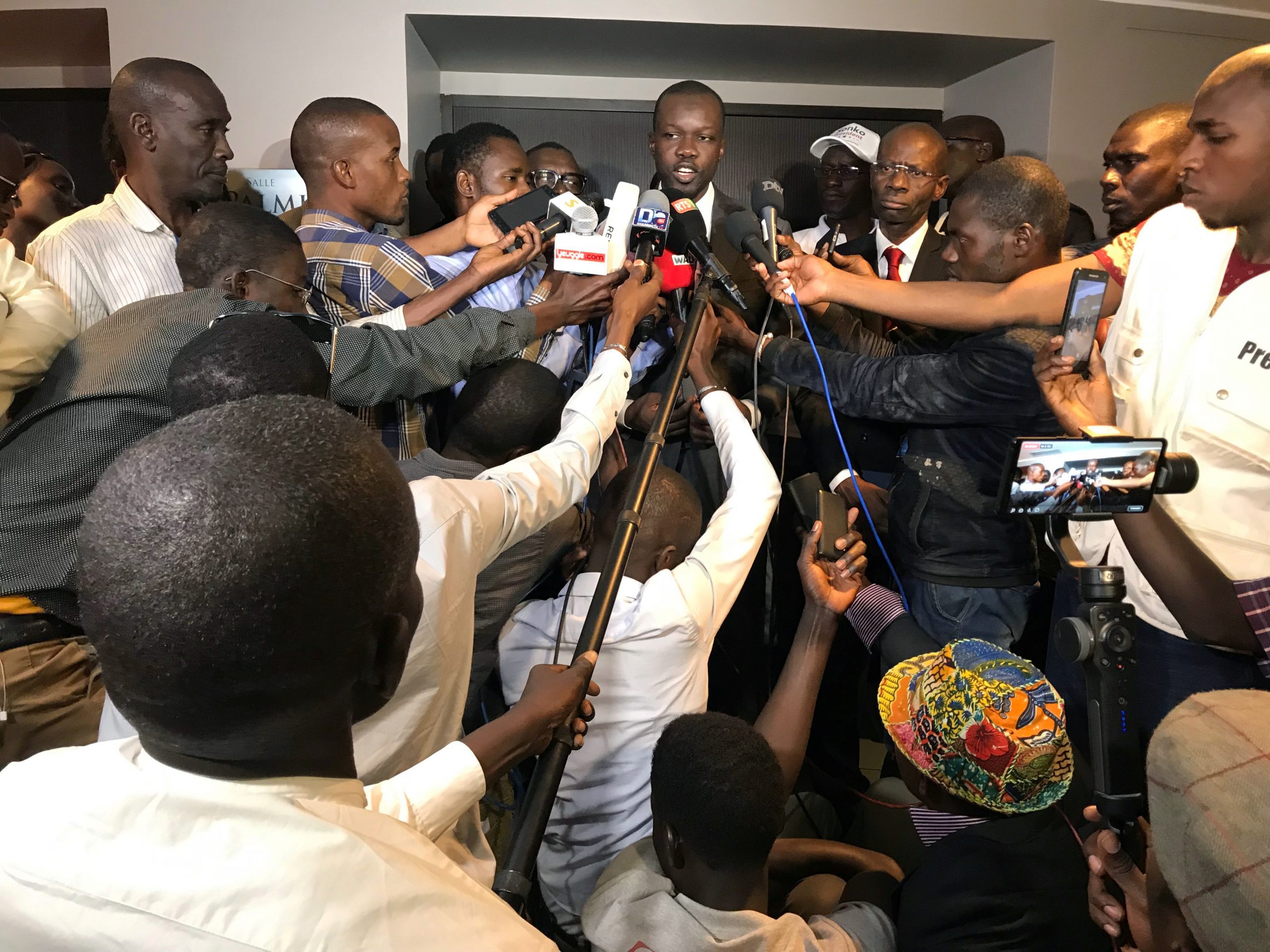 Ousmane Sonko face à la presse, en février 2019.