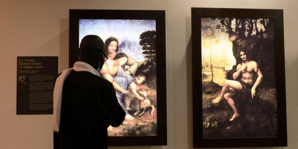 Un homme regarde une oeuvre de Léonard de Vinci lors de l’exposition « Opera Omnia Leonardo », organisée au Musée des civilisations noires de Dakar, Sénégal, le 22 janvier 2021.