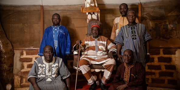 Le Wemba Ligdi, chef traditionnel du quartier de Wemtenga, à Ouagadougou, entouré de sa cour.