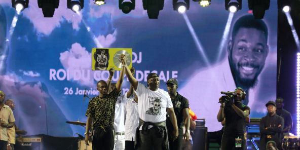 Le chanteur malien Sidiki Diabaté et Hamed Bakayoko, lors de l’hommage à DJ Arafat, le 30 août 2019 à Abidjan.