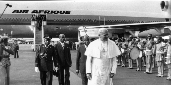 Jean-Paul II accueilli par Félix Houphouët-Boigny à Abidjan, en 1980.