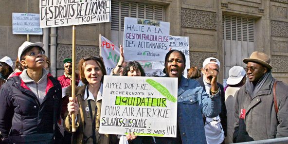Manifestation à Paris d’anciens amployés d’Air Afrique, le 28 mai 2002.