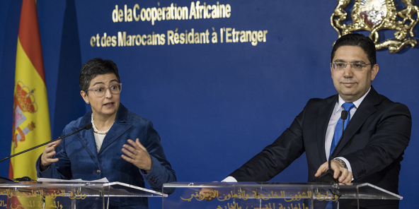 Le ministre marocain des Affaires étrangères, Nasser Bourita, assiste à une conférence de presse avec son homologue espagnol Arancha Gonzalez Laya, à Rabat, le 24 janvier 2020.