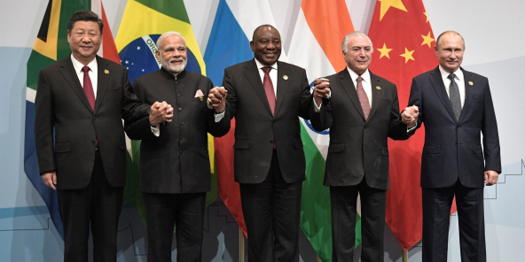 Le président chinois Xi Jinping, le Premier ministre indien Narendra Modi, le président sud-africain Cyril Ramaphosa, le président brésilien Michel Temer et le président russe Vladimir Poutine (de gauche à droite) lors du 10e sommet des Brics, à Johannesburg (Afrique du Sud), le 26 juillet 2018.
