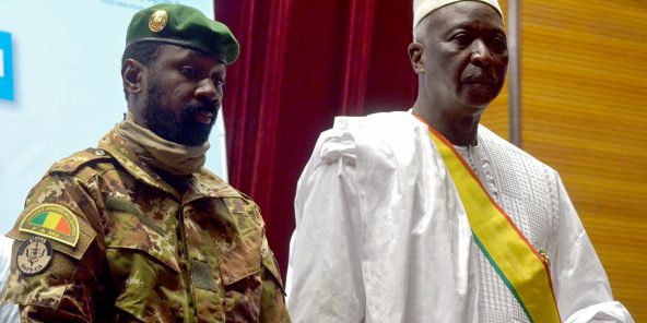 Assimi Goïta et Bah N’Daw lors de la cérémonie de prestation de serment, le 25 septembre 2020, à Bamako.
