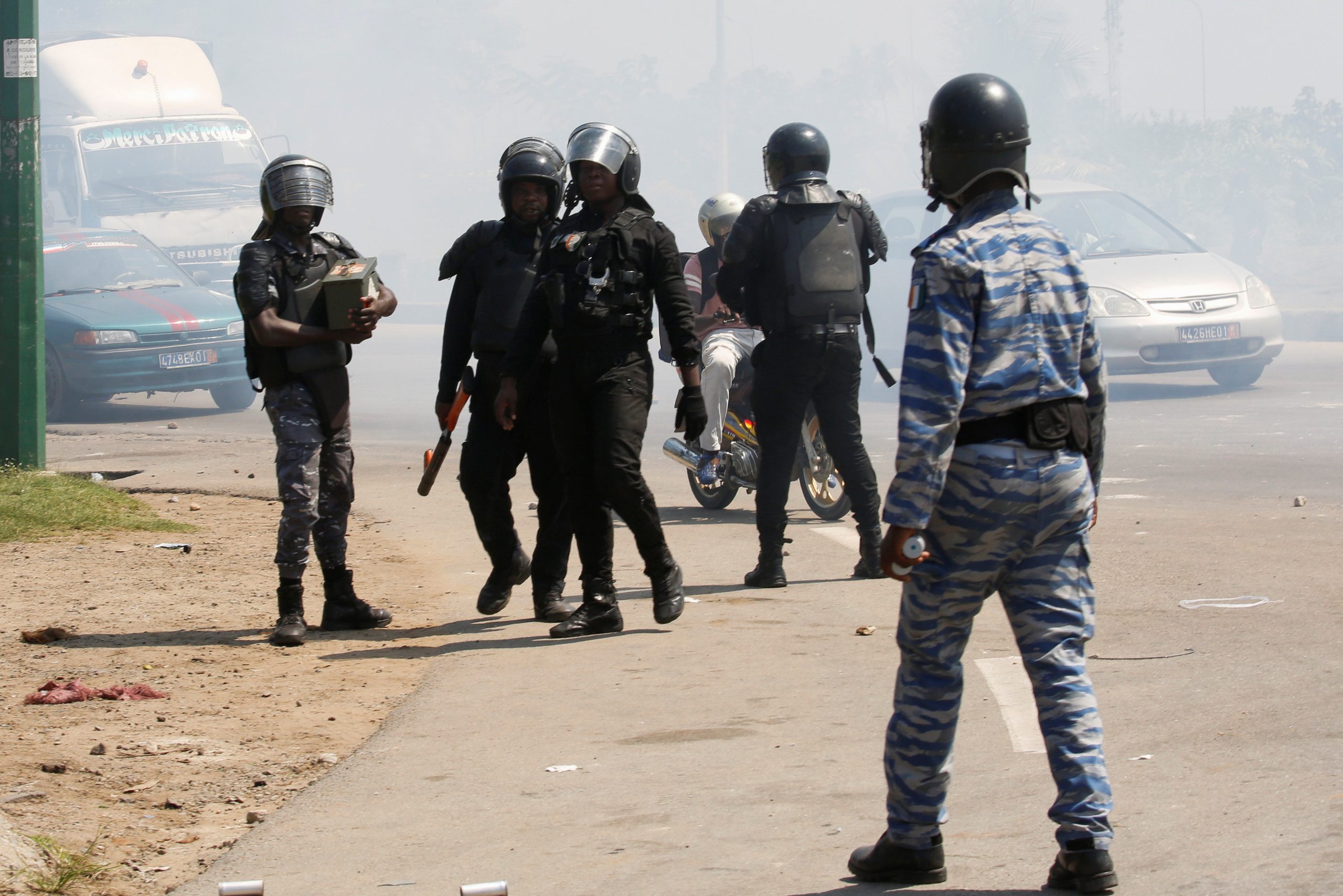 Des liciers dispersent un rassemblement de militants pro-Gbagbo, le 17 juin 2021 près de l’aéroport d