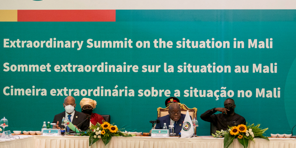 Le président du Ghana et le président de la Cedeao, lors du sommet extraordinaire de la Cedeao sur la situation au Mali, à Accra, le 30 mai 2021.