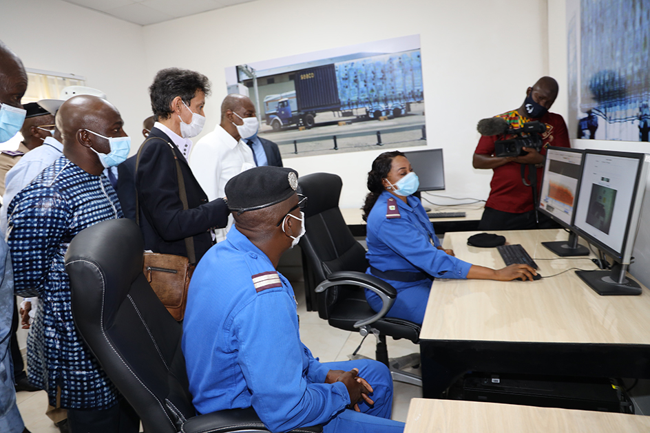 Le Président Alpha Condé dans la salle des machines du Port de Conakry