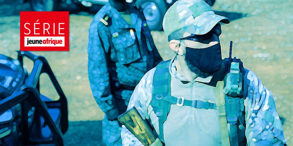 Un mercenaire russe et un membre de la garde présidentielle de Faustin Archange Touadéra, en décembre 2020 à Bangui.