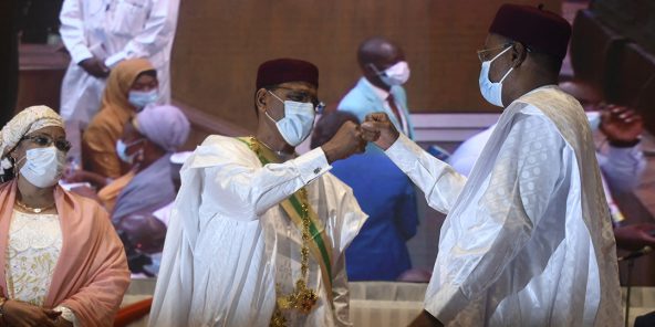 « Check » entre le nouveau président Mohamed Bazoum (g.) et son prédécesseur, Mahamadou Issoufou, lors de la cérémonie d’investiture, le 2 avril 2021, au Centre international de conférences de Niamey.