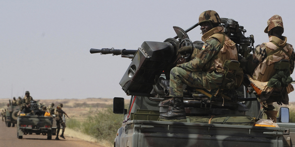 Convoi de l’armée nigérienne se dirigeant vers la ville d’Ansongo, dans le nord du Mali, le 29 janvier 2013.
