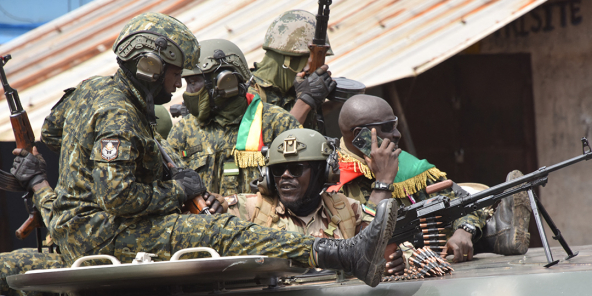 Des membres des forces armées guinéennes célèbrent l’arrestation du président Alpha Condé, lors du coup d’État à Conakry, le 5 septembre 2021.