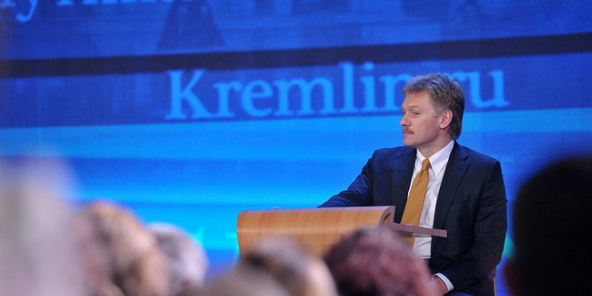 Dmitri Peskov, diplomate russe, est le secrétaire de presse du président Vladimir Poutine. Ici, lors d’une conférence de presse en décembre 2012. Image d’illustration