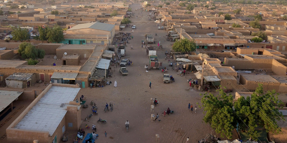 Située entre le Mali, le Niger et le Burkina Faso, Menaka est considérée comme un épicentre de la présence de l’État islamique dans la région du Sahel.