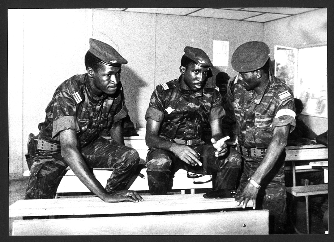 De gauche à droite : les capitaines Blaise Compaoré et Thomas Sankara, avec le commandant Lingani, au lendemain du coup d’État du 4 août 1983.