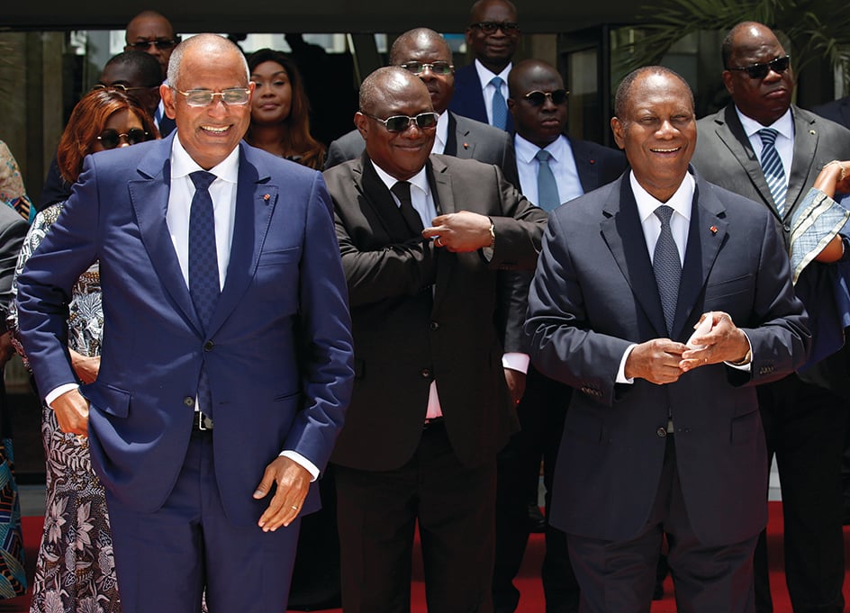 LUC GNAGO/REUTERS – Le président Alassane Ouattara avec le Premier ministre, Patrick Achi.