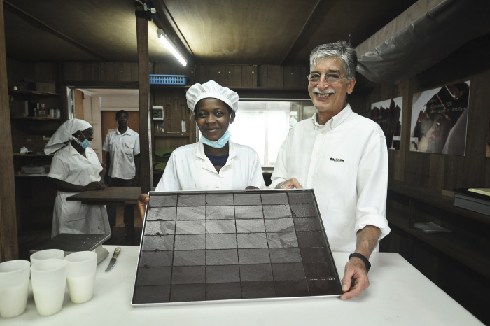 : L’Italien Claudio Corallo fabrique a Sao Tome l’un des meilleurs chocolats du monde en provenance de sa plantation de cacaoyers de l’ile de Principe