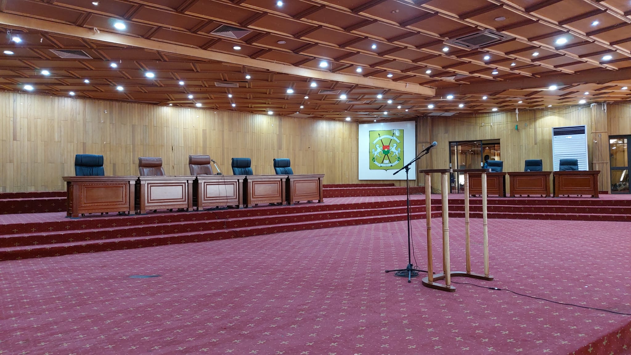 La chambre de première instance du tribunal militaire devant laquelle se tient le procès des assassins présumés de Sankara, le 11 octobre 2021.
