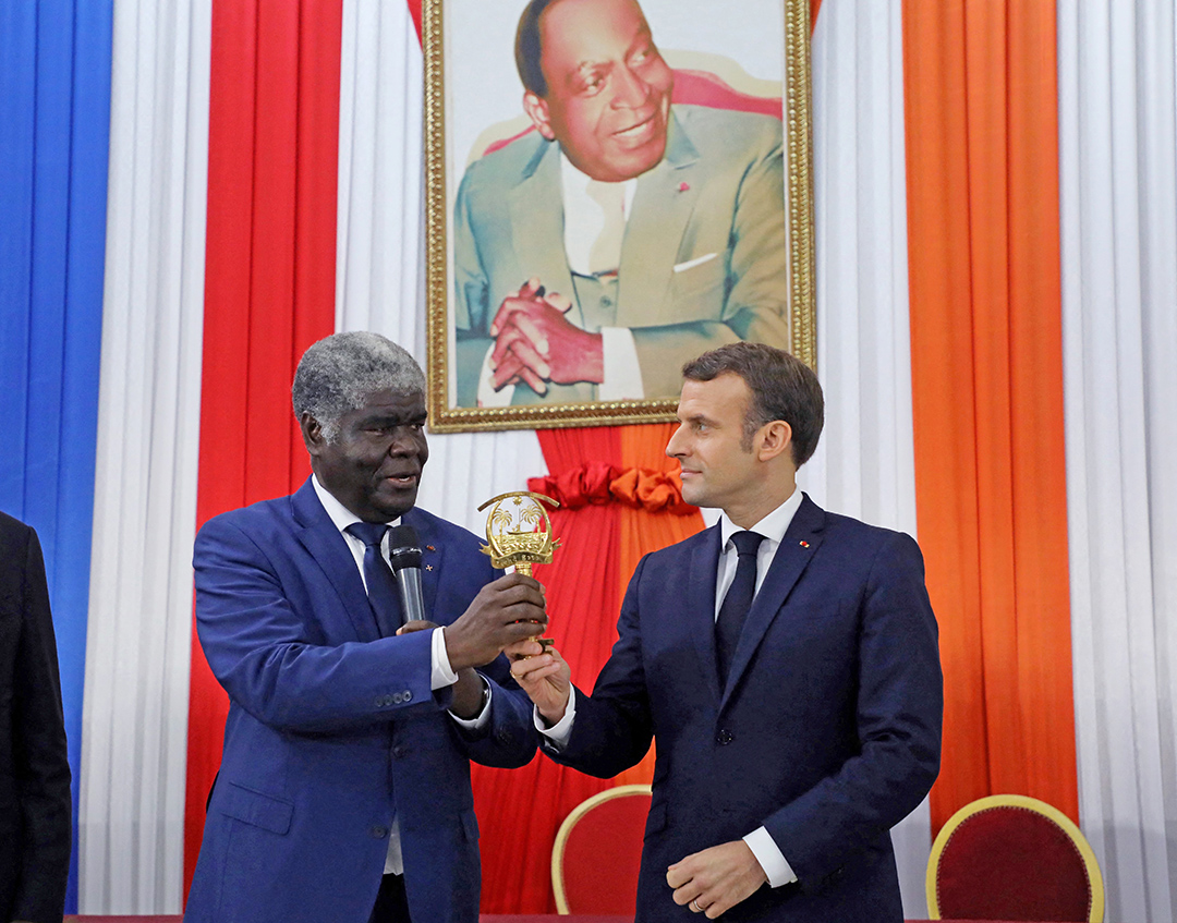 Avec le président français, Emmanuel Macron, à qui il remet les clés de la ville après l’avoir fait citoyen d’honneur, le 21 décembre 2019.