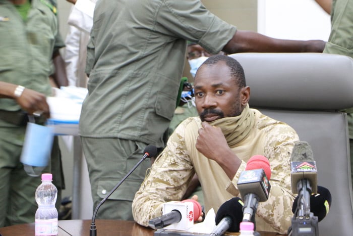 Le colonel Assimi Goïta au ministère malien de la Défense, en août 2020.