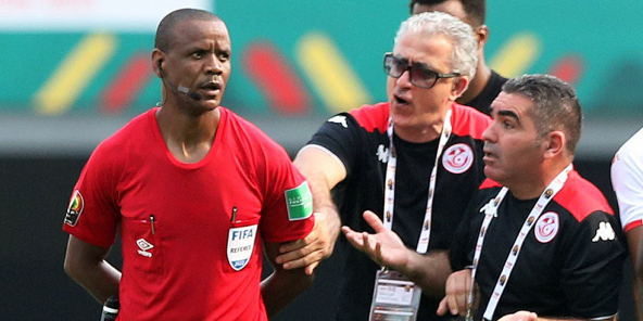 « Dieu m'a dit de mettre fin au match » : l’arbitre qui a sifflé la fin du match Tunisie-Mali à la 89e minute s’exprime enfin