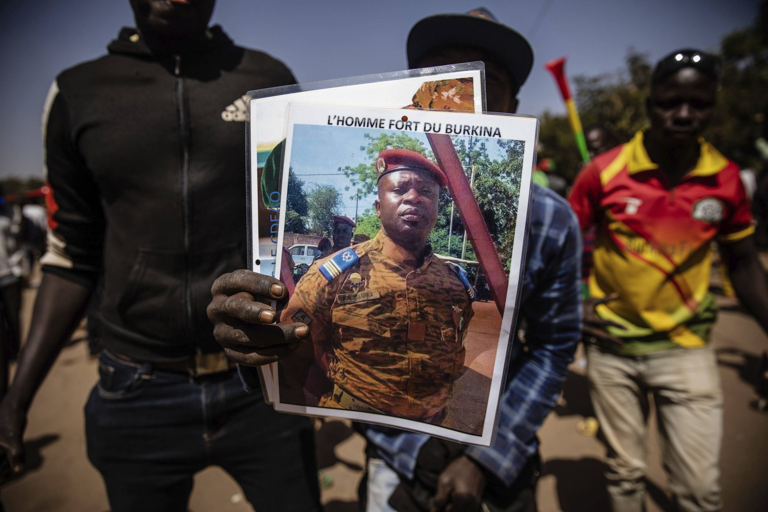Des partisans de la junte brandissent un portrait du lieutenant-colonel Paul-Henri Sandaogo Damiba, à Ouagadougou, le 25 janvier.