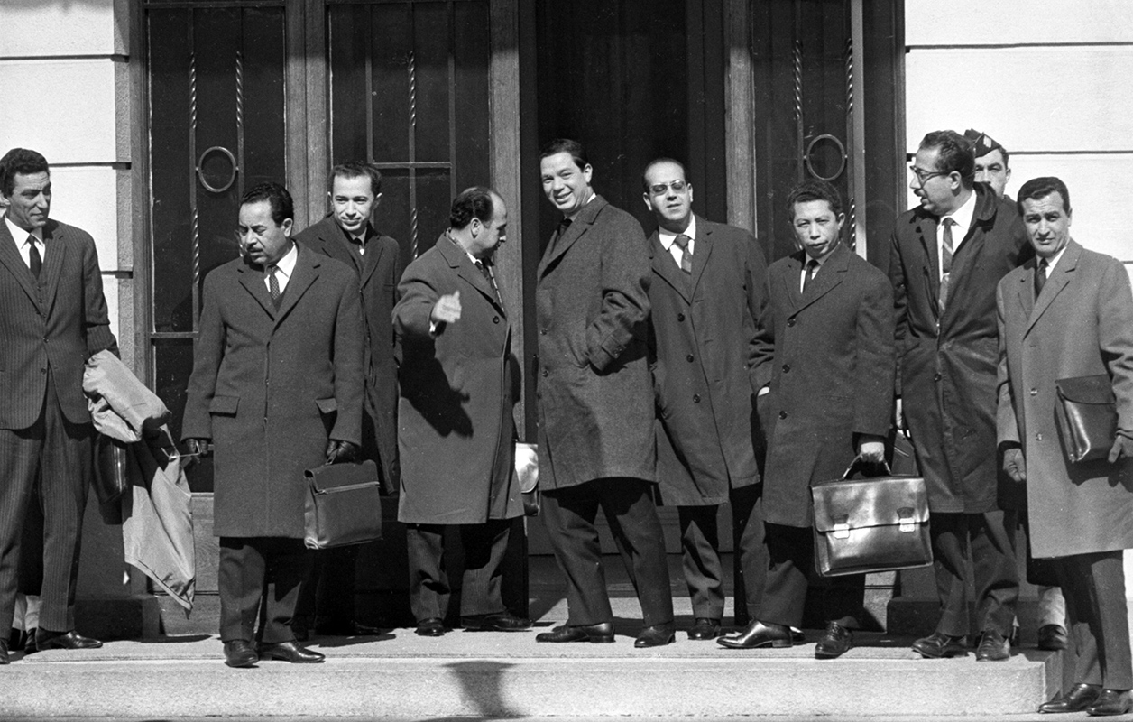 Accords d’Evian © L’arrivée de la délégation algérienne composée de Taïeb Boulahrouf, Saâd Dahlab, Mohamed Seddik Benyahia, Krim Belkacem, Benmostefa Benaouda, Redha Malek, Lakhdar Bentobal, M’Hamed Yazid et Seghir Mostefaï pour la négociation des accords d’Evian, le 16 mars 1962