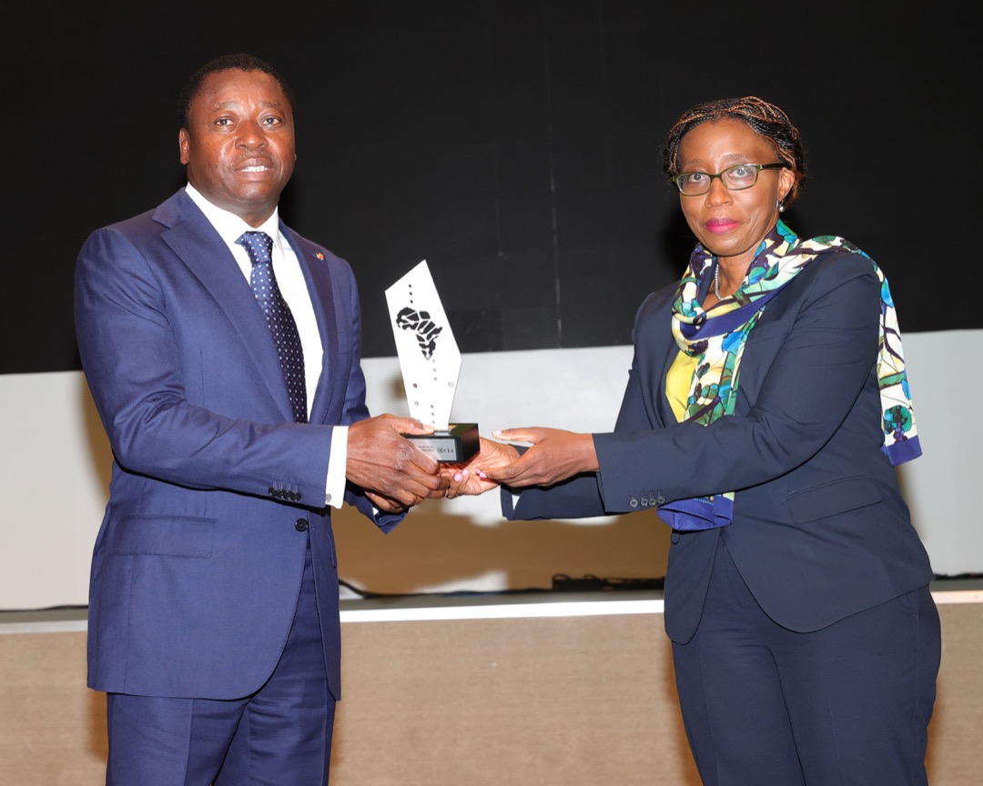 Vera Songwe (dr.), secrétaire exécutive du CEA, remettant son prix à Faure Gnassingbe, le président togolais, à Lomé le 23 mars 2022. © Emmanuel Pita