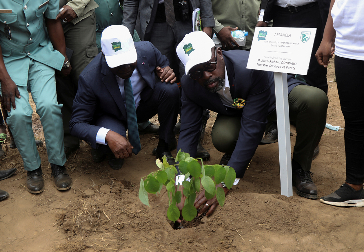 L’ancien ministre des Eaux et Forêts Alain-Richard Donwahi lors de l’opération « 1 jour, 50 millions d’arbres », dans la forêt classée d’Anguedédou, le 29 octobre 2021. © Luc Gnago/REUTERS