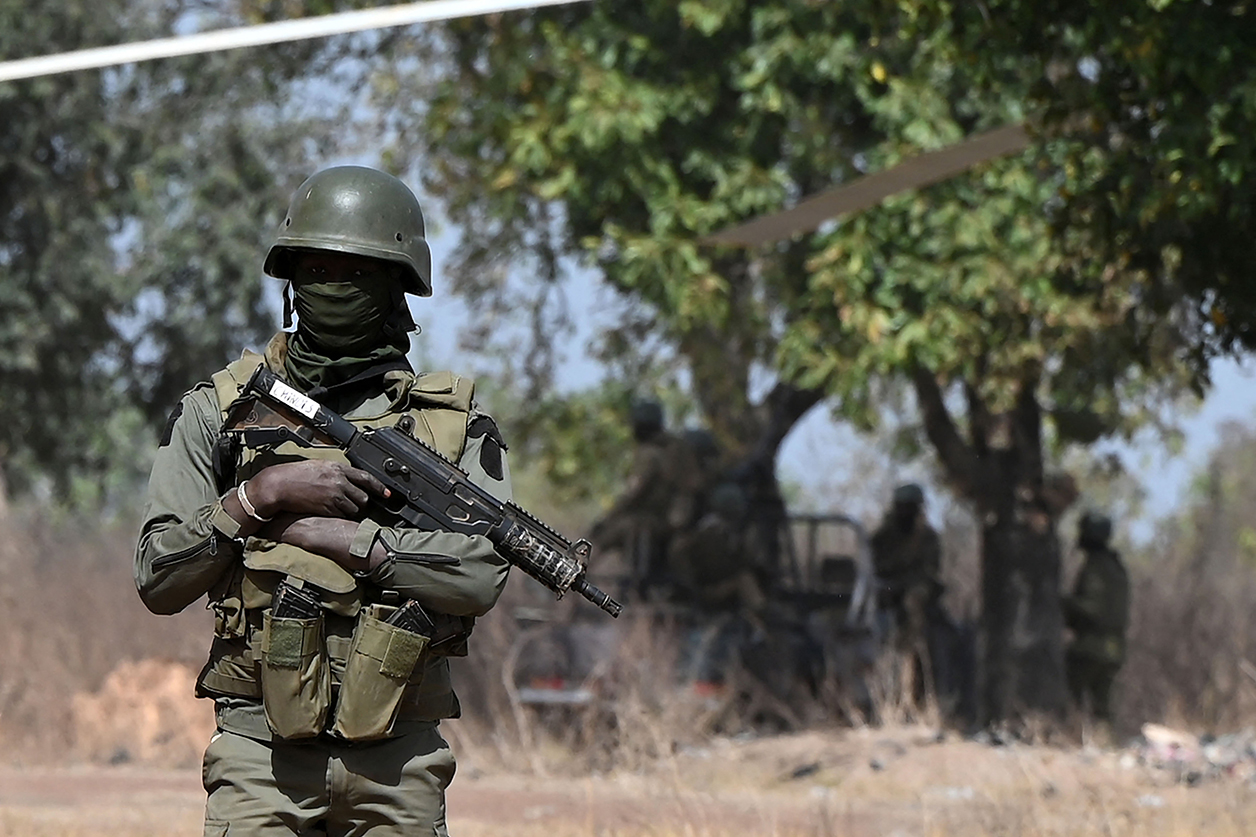 Un soldat ivoirien en patrouille, le 22 janvier 2022. © SIA KAMBOU/AFP.