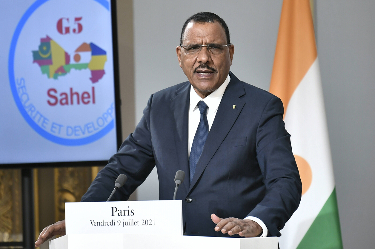  &copy; Discours de Mohamed Bazoum à l’issue du sommet en visioconférence avec les autres chefs d’État du G5 Sahel, organisé depuis le palais de l’Élysée, à Paris, le 9 juillet 2021.