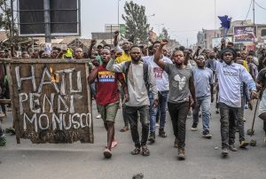 MONUSCO ET MANIFESTATIONS MORTELLES ANTI-MONUSCO ! CERTES LA MONUSCO EST COUPABLE DE N'AVOIR SUFFISAMMENT AIDÉ A LA RESTAURATION DE LA PAIX COMME C’ÉTAIT SA MISSION, SA PRÉSENCE DANS NOTRE PAYS EST DONC SOUS CAUTION MAIS QU'EST-CE DONC SA CONTESTATION QUI Jad20220727-ass-rdc-monusco-photo2-300x202