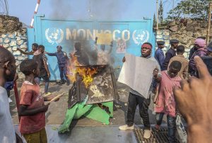 MONUSCO ET MANIFESTATIONS MORTELLES ANTI-MONUSCO ! CERTES LA MONUSCO EST COUPABLE DE N'AVOIR SUFFISAMMENT AIDÉ A LA RESTAURATION DE LA PAIX COMME C’ÉTAIT SA MISSION, SA PRÉSENCE DANS NOTRE PAYS EST DONC SOUS CAUTION MAIS QU'EST-CE DONC SA CONTESTATION QUI Jad20220727-ass-rdc-monusco-photo3-300x202